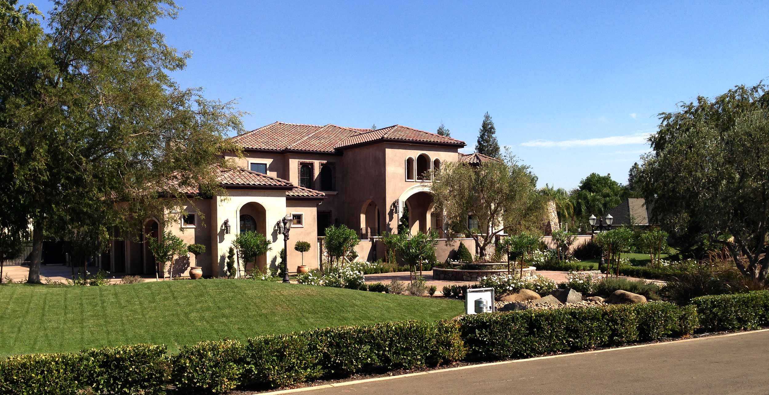 custom residential home entrance landscaping