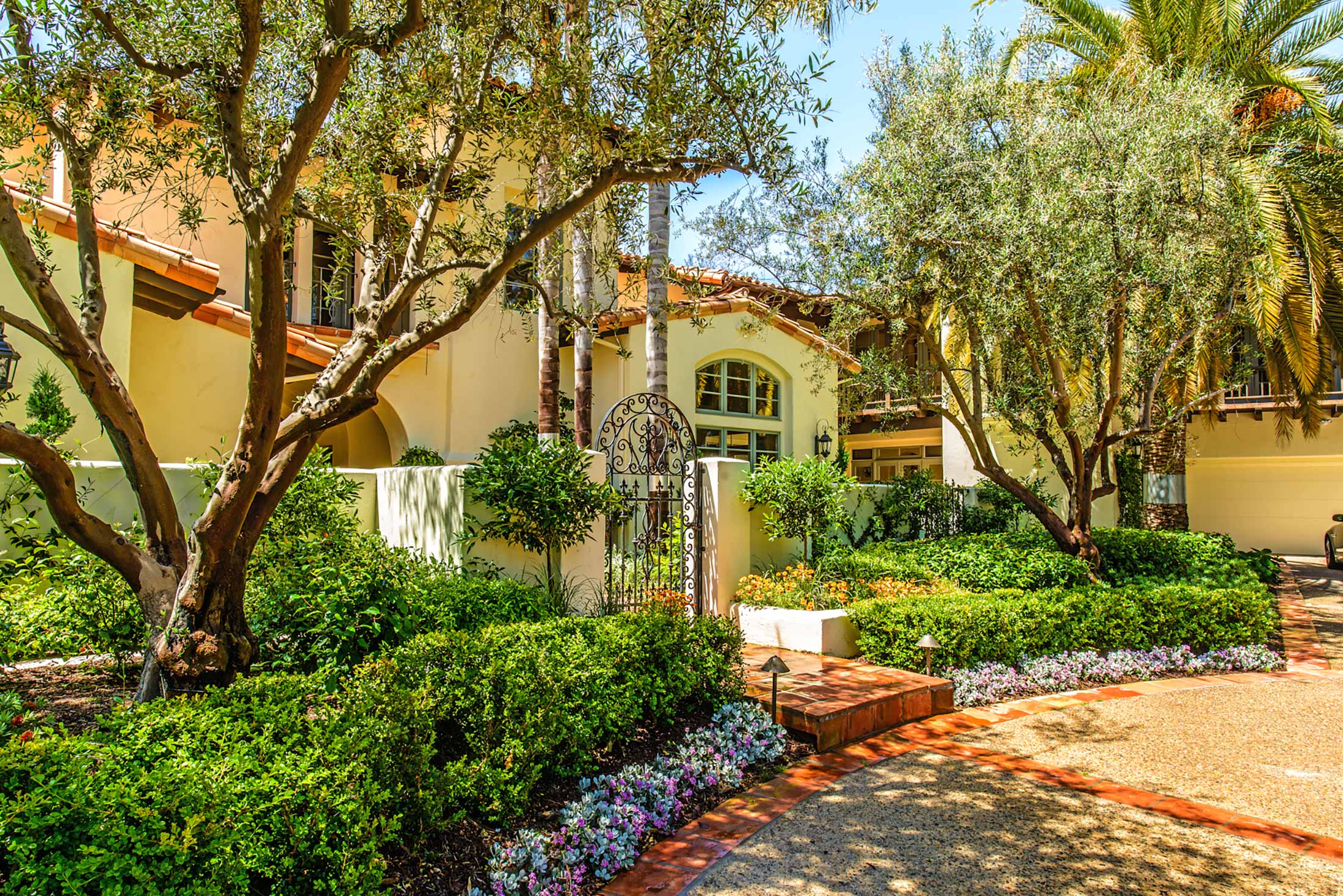 custom residential home entrance landscaping